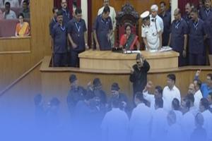 ବିଧାନସଭାରେ ଭିନ୍ନ ଦୃଶ୍ୟ: ଘଣ୍ଟ ବାଡ଼େଇ ଗିନି ଓ ଶାହାନାଇ ବଜାଇ କଂଗ୍ରେସର ପ୍ରତିବାଦ