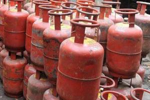 ରାଜ୍ୟରେ ଉତ୍କଟ ହେଉଛି ଗ୍ୟାସ୍‌ ସଙ୍କଟ, ହେଲେ ମାନିବାକୁ ମନ୍ତ୍ରୀ ନାରାଜ