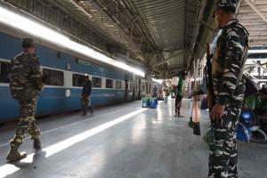 ଆତଙ୍କୀଙ୍କ ସାମ୍ନା ପାଇଁ ଭୁବନେଶ୍ଵର ଷ୍ଟେସନରେ RPF ପକ୍ଷରୁ ଫ୍ଳାଗ୍ ମାର୍ଚ୍ଚ