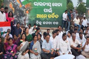 ଦେଶର ଯବାନ ମାନଙ୍କ ମଙ୍ଗଳ କାମନା କରି ବିଜେଡି ତରଫରୁ ସାମୁହିକ ଦୀପଦାନ