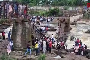 ଭୁଶୁଡ଼ିଲା ବ୍ରିଜ; ନଦୀରେ ଭାସିଗଲେ ୨୫ରୁ ଅଧିକ ପର୍ଯ୍ୟଟକ, ୨ ମୃତ