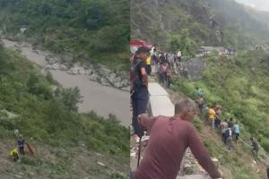 ନଦୀକୁ ଖସିଲା ବସ୍‌; ୧ ମୃତ, ୧୧ ନିଖୋଜ