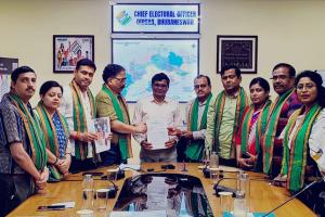 ମହିଳା ଭୋଟରଙ୍କୁ ଶାଢୀ ବାଣ୍ଟି ଓ ଶିଶୁଙ୍କୁ ପ୍ରଚାରରେ ନିୟୋଜିତ କରି ବିଜେପି ଆଚରଣ ବିଧି ଉଲ୍ଲଂଘନ କରିଛି: ବିଜେଡି