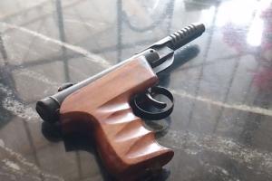 ବନ୍ଧୁକ ଧରି ଆହାର କେନ୍ଦ୍ରକୁ ଆସିଥିଲା ଯୁବକ, ଦୌଡ଼ ପଳାଇବାବେଳେ କାବୁ କଲେ ସ୍ଥାନୀୟ ଲୋକେ