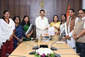 ମହାତ୍ମା ଗାନ୍ଧୀଙ୍କ ପ୍ରତି ଅଶୋଭନୀୟ ମନ୍ତବ୍ୟ ପ୍ରସଙ୍ଗ: ବିଜେପି ବିଧାୟକ ସନ୍ତୋଷ ଖଟୁଆଙ୍କ ବହିଷ୍କାର ଦାବିରେ ରାଜ୍ୟପାଳଙ୍କୁ ବିଜେଡିର ସ୍ମାରକପତ୍ର