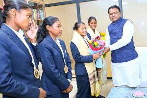 ମହିଳା ଦୃଷ୍ଟିବାଧିତ T20 ବିଶ୍ୱକପର ୪ ଓଡ଼ିଶା ଖେଳାଳିଙ୍କୁ ସମ୍ବର୍ଦ୍ଧିତ କରିବା ସହ ୧୧ ଲକ୍ଷ ଟଙ୍କା ଲେଖାଏଁ ପୁରସ୍କାର ରାଶି ପ୍ରଦାନ କଲେ ମୁଖ୍ୟମନ୍ତ୍ରୀ