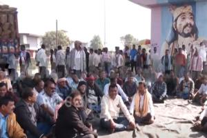 ସମ୍ବଲପୁରରେ ଚାଷୀ ଆନ୍ଦୋଳନ: ଟୋକନ ସମସ୍ୟାକୁ ନେଇ ରାଜରାସ୍ତା ଅବରୋଧ କଲେ ଚାଷୀ