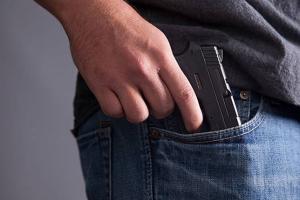 ନବମ ଶ୍ରେଣୀ ଛାତ୍ର ଅଣ୍ଟା‌ରୁ ବନ୍ଧୁକ ଜବତ; ଧରିପକାଇବାରୁ  ଶିକ୍ଷକଙ୍କୁ ଧମକ...