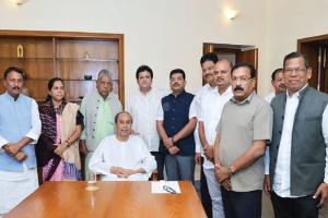 ନବୀନଙ୍କ ଆଗରେ ଅଭିଯୋଗ ବାଢ଼ିଲେ ଭଦ୍ରକର ଦଳୀୟ ନେତା: 'ଅଧ୍ୟକ୍ଷମାନଙ୍କୁ ଧମକାଇ ଦଳ ଛାଡ଼ିବାକୁ ବାଧ୍ୟ କରାଯାଉଛି'