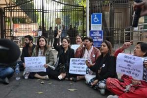 ଉନ୍ନାଓ ଦୁଷ୍କର୍ମ ମାମଲା: କୁଲଦୀପ ସେଙ୍ଗରଙ୍କ ଜାମିନ ବିରୋଧରେ ଦିଲ୍ଲୀ ହାଇକୋର୍ଟ ବାହାରେ ତୀବ୍ର ବିକ୍ଷୋଭ