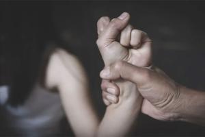 ରାଜଧାନୀର ବିଚ୍ ରାସ୍ତାରେ ଯୁବତୀଙ୍କୁ ଅସଦାଚରଣ, ମୋବାଇଲ ନମ୍ବର ନଦେବାରୁ ଆକ୍ରମଣ କଲା ଦୃର୍ବୁତ୍ତ