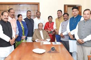 ନବୀନଙ୍କୁ ଭେଟିଲେ ୧୦ ବିଧାୟକ; ଲୋକ ସମ୍ପର୍କ ସହ ସଙ୍ଗଠନକୁ ଦୃଢ଼ କରିବାକୁ ନବୀନଙ୍କ ପରାମର୍ଶ