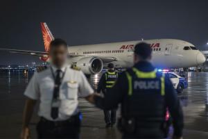 ମଦ୍ୟପାନ କରିଥିବା ସନ୍ଦେହରେ କାନାଡ଼ା ବିମାନବନ୍ଦରରେ ଏୟାର ଇଣ୍ଡିଆ ପାଇଲଟ୍ ଅଟକ, ଦିଲ୍ଲୀ ଆସୁଥିବା ବିମାନ ବିଳମ୍ବ