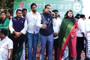 ପଲ୍ୟୁସନ ସାର୍ଟିଫିକେଟ ନାହିଁ ତ ତେଲ ନାହିଁ ନିଷ୍ପତ୍ତି ପ୍ରତ୍ୟାହାର ଦାବିରେ ବିଜୁ ଯୁବ ଓ ଛାତ୍ର ଜନତା ଦଳର ଆନ୍ଦୋଳନ