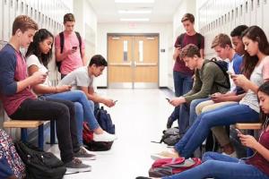 ସ୍ମାର୍ଟଫୋନ୍ ବ୍ୟବହାର ଯୋଗୁ ପିଲା ଘଣ୍ଟା ଚିହ୍ନିପାରୁ ନାହାନ୍ତି