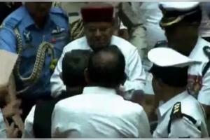 କର୍ଣ୍ଣାଟକ ବିଧାନସଭାରେ ହଟଚମଟ: ମାତ୍ର ୨ଧାଡ଼ି ପଢ଼ି ଅଭିଭାଷଣ ଶେଷ କଲେ ରାଜ୍ୟପାଳ