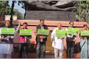 ଓଡ଼ିଶାରେ ବିପର୍ଯ୍ୟସ୍ତ ଆଇନଶୃଙ୍ଖଳା ଓ ଶ୍ରୀମନ୍ଦିର ସୁରକ୍ଷା ବିପନ୍ନ ପ୍ରତିବାଦରେ ପାର୍ଲାମେଣ୍ଟ ପରିସର ଗାନ୍ଧିମୂର୍ତ୍ତି ତଳେ ବିଜେଡି ସାଂସଦଙ୍କ ଧାରଣା