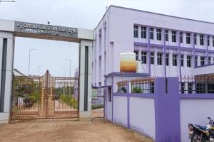 ଦୁର୍ନୀତି ଘେରରେ କୃଷ୍ଣପ୍ରସାଦ ଆଇଟିଆଇ: ପାଣି ପାଇଁ ଡହଳବିକଳ ଛାତ୍ରୀ, ମୁହଁ ଖୋଲିବାରୁ ଚାକିରି ହରାଇଲେ ଶିକ୍ଷୟିତ୍ରୀ