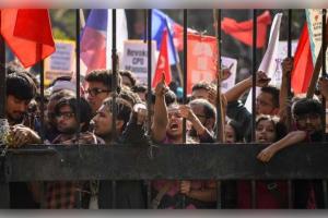 ରଣକ୍ଷେତ୍ର ପାଲଟିଲା JNU: ପୋଲିସ ଓ ଛାତ୍ର ମୁହାଁମୁହିଁ, ୨୫ ପୋଲିସ କର୍ମୀ ଆହତ ଓ ୫୧ ଛାତ୍ର ଅଟକ