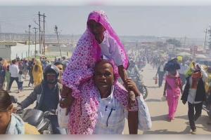 ମହାଶିବରାତ୍ରୀରେ ଅପୂର୍ବ ଦୃଶ୍ୟ: ୧୦୦ ବର୍ଷର ମା’ଙ୍କୁ କାନ୍ଧରେ ବୋହି ସଙ୍ଗମ ସ୍ନାନ କରାଇଲେ ‘କଳିଯୁଗର ଶ୍ରବଣ କୁମାର’