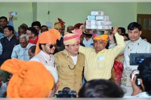 ଭଣଜା ବାହାଘରରେ ମାମୁଁଙ୍କ ଟଙ୍କା ବର୍ଷା; ଉପହାର ଦେଲେ ୮୧ ଲକ୍ଷ ଟଙ୍କା ସହ ୨୫ ଭରି ସୁନା