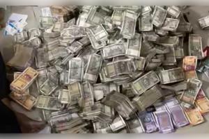 ୩୦ ହଜାର ଲାଞ୍ଚ ନେଇ ଧରାପଡିଲେ ଖଣି ଉପନିର୍ଦ୍ଦେଶକ: ଘରୁ ମିଳିଲା ୪ କୋଟି ଟଙ୍କା, ଟ୍ରଲି ବ୍ୟାଗ୍ ଓ ଆଲମିରାରେ ଥାକ ଥାକ ନୋଟ୍