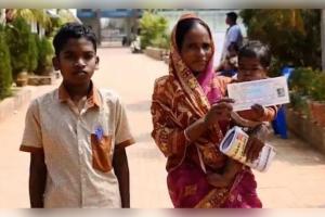 ମାଟ୍ରିକ ପରୀକ୍ଷା ଦେଉଛନ୍ତି ଓଡ଼ିଶାର ସବୁଠାରୁ କମ୍ ଉଚ୍ଚତାର ଛାତ୍ରୀ ସୁନୀତା; ୧.୫ ଫୁଟ୍ ହେଲେ ବି ମନୋବଳ ଆକାଶଛୁଆଁ