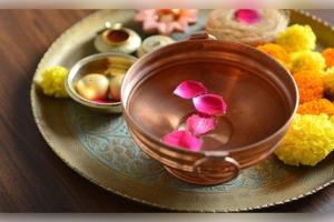 ଘରେ ଗଙ୍ଗାଜଳ ରଖିଛନ୍ତି କି? ଜାଣନ୍ତୁ ଏହାର ସଠିକ୍ ନିୟମ ଓ ଚମତ୍କାରୀ ଫାଇଦା