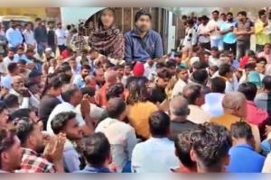 ସାହାରନପୁରରେ ଉତ୍ତେଜନା: ଅନ୍ୟ ସମ୍ପ୍ରଦାୟର ଯୁବକ ସହ ହିନ୍ଦୁ ଯୁବତୀ ନିଖୋଜ, ହାଇୱେ ଜାମ୍ କରି ହନୁମାନ ଚାଳିଶା ପାଠ କଲେ ଗ୍ରାମବାସୀ