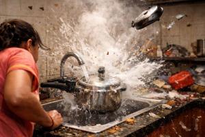 ଟ୍ୟାପ୍ ତଳେ ଗରମ ପ୍ରେସର କୁକର ରଖୁଛନ୍ତି କି? ସାବଧାନ! ହୋଇପାରେ ବଡ଼ ବିପଦ, ଦେଖନ୍ତୁ ଭିଡ଼ିଓ