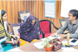 ରାଜନଗର ଚାଷୀ ମୃତ୍ୟୁ ଘଟଣା: ତହସିଲଦାରଙ୍କ ଗୋଡ ତଳେ ପଡି ନ୍ୟାୟ ମାଗିଲେ ମୃତ ଚାଷୀଙ୍କ ପତ୍ନୀ