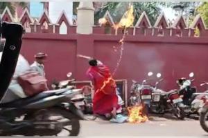 ହାଇକୋର୍ଟ ସାମ୍ନାରେ ନିଆଁ ଲାଗି ଏକାଧିକ ଗାଡି ପୋଡିଯିବା ଘଟଣାରେ ଜଣେ ମହିଳା ଅଟକ, ନିଆଁ ଲଗାଇଥିବା ଭିଡିଓ ଭାଇରାଲ 