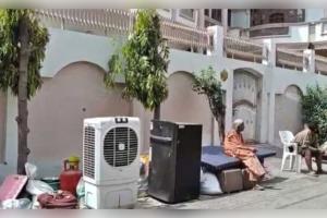 ଆଲିଶାନ କୋଠା ଏବଂ କୋଟି କୋଟି ଟଙ୍କାର ସମ୍ପତ୍ତି... ତଥାପି ରାସ୍ତାରେ ରହିବାକୁ ବାଧ୍ୟ ଅଲିଗଡ଼ର ଏହି ପରିବାର!