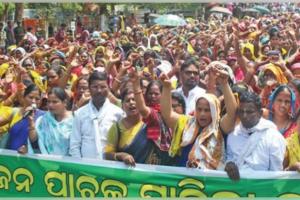 ରାଜରାସ୍ତାରେ ମାଧ୍ୟାନ୍ନ ଭୋଜନ ପାଚିକା: ସନ୍ଧ୍ୟାସୁଦ୍ଧା ସରକାର ଆଲୋଚନାକୁ ନ ଆସିଲେ ଆନ୍ଦୋଳନକୁ ବ୍ୟାପକ କରିବାକୁ ଚେତାବନୀ 