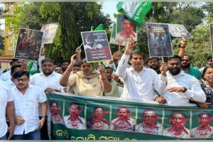 ଦେବୀରଞ୍ଜନ ଏବଂ ସୌଭିକ୍‌‌ଙ୍କ ବାସଭବନ ଆଗରେ ବିଜେଡି ଯୁବ ଓ ଛାତ୍ର ନେତାଙ୍କ ପ୍ରତିବାଦ