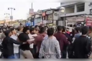 ପାଣି ବେଲୁନ୍‌ରୁ ମହାଭାରତ! ରାସ୍ତା ମଝିରେ ଫିଲ୍ମି ଷ୍ଟାଇଲ୍ ମାରପିଟ୍