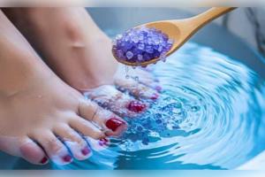 ଏବେ ଘରେ ଚମକିବ ହାତ ଓ ଗୋଡ଼! ପାର୍ଲର ନଯାଇ ମାତ୍ର ୫ ମିନିଟରେ କରନ୍ତୁ ମେନିକ୍ୟୋର ଓ ପେଡିକ୍ୟୋର