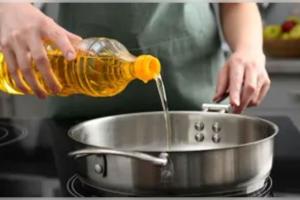 ହାଣ୍ଡିଶାଳରେ ଯୁଦ୍ଧର ପ୍ରଭାବ; ଲିଟର ପିଛା ୫ରୁ୧୦ ଟଙ୍କା ବଢ଼ିଲା ଖାଇବା ତେଲ ଦାମ୍