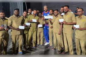 ହୃଦୟ ଜିଣିଲେ ହାର୍ଦ୍ଦିକ ପାଣ୍ଡ୍ୟା: ପ୍ରତିଶ୍ରୁତି ରକ୍ଷା କରି ୱାଙ୍ଖେଡେ ଗ୍ରାଉଣ୍ଡଷ୍ଟାଫଙ୍କୁ କଲେ ପୁରସ୍କୃତ