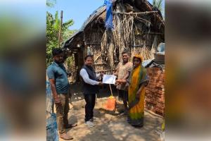 ଅଗ୍ନିବିପନ୍ନ ପରିବାରକୁ ଏଚପି ଗ୍ୟାସ ବିତରକଙ୍କ ସହାୟତା: ୧ ଲକ୍ଷ ୨୭ ହଜାର ଟଙ୍କାର ଚେକ୍ ପ୍ରଦାନ