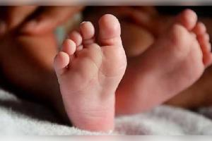 ଇଦ୍ ପୋଷାକ କିଣାକୁ ନେଇ ସ୍ୱାମୀ-ସ୍ତ୍ରୀଙ୍କ ମଧ୍ୟରେ ଝଗଡ଼ା, ରାଗରେ ୧୪ ମାସର ଝିଅକୁ ତକିଆ ଚାପି ମାରିଦେଲା ମା'