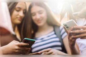 ଆଇଫୋନ୍ ବ୍ୟବହାରକାରୀଙ୍କ ପାଇଁ ବଡ଼ ବିପଦ! 'ଡାର୍କସୋର୍ଡ' ହ୍ୟାକ୍ ଆଲର୍ଟ ଜାରି କଲା ଆପଲ୍, ତୁରନ୍ତ କରନ୍ତୁ ଅପଡେଟ୍