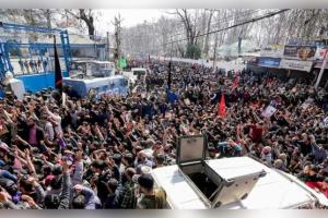 ଇରାନର ସୁପ୍ରିମ ଲିଡର ଖାମେନେଇଙ୍କ ନିଧନ: କାଶ୍ମୀରରୁ ଲକ୍ଷ୍ନୌ ଯାଏଁ ତୀବ୍ର ବିରୋଧ, ଆମେରିକା-ଇସ୍ରାଏଲ ବିରୋଧରେ ରାସ୍ତାକୁ ଓହ୍ଲାଇଲେ ହଜାର ହଜାର ଲୋକ