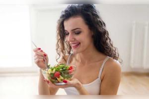 କୋରିଆନ୍ ଗ୍ଲାସ୍ ସ୍କିନ୍ ପାଇବାକୁ ଚାହୁଁଛନ୍ତି କି? ଖାଦ୍ୟରେ ସାମିଲ କରନ୍ତୁ ଏହି ସବୁ ଜିନିଷ, ଚେହେରା ଚମକିବ ଆଇନା ପରି