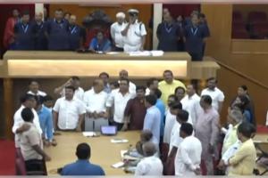 ବିଧାନସଭା ଆରମ୍ଭରୁ ଗୃହରେ ବିଜୁ ଝଡ଼: ଦୁବେଙ୍କ ବିଭ୍ରାନ୍ତିକର ମନ୍ତବ୍ୟକୁ ନେଇ ବିରୋଧୀ ସଦସ୍ୟଙ୍କ ହଟ୍ଟଗୋଳ 