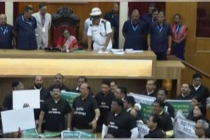 ବିଧାନସଭା ପ୍ରଶ୍ନକାଳ ଆରମ୍ଭରୁ ପ୍ରବଳ ହଟ୍ଟଗୋଳ; କଳା ଟି-ସାର୍ଟ ପିନ୍ଧି ବିରୋଧୀଙ୍କ ନାରାବାଜି 