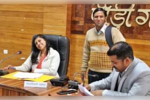 'ମ୍ୟାଡମ୍, ମୋର ବାହାଘର ହୋଇନି ! ଜନଶୁଣାଣିରେ ମହିଳା ଆଇଏଏସ୍‌ଙ୍କୁ 'କନ୍ୟା' ମାଗିଲେ ଯୁବକ, ଭିଡିଓ ଭାଇରାଲ