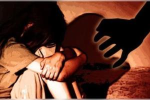 ଛାତ୍ରୀଙ୍କୁ ଅସଦାଚରଣ ଅଭିଯୋଗ : ବିଦ୍ୟାଳୟର ତାଲା ପକାଇ ଶିକ୍ଷକ-ଶିକ୍ଷୟତ୍ରୀଙ୍କୁ ମାଡ