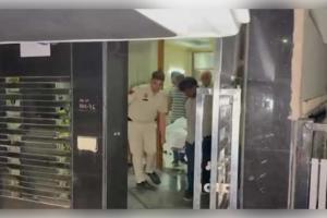 ଦିଲ୍ଲୀର ମାଲବିୟ ନଗରରେ ଚାଞ୍ଚଲ୍ୟ: ଫ୍ଲାଟରୁ ମିଳିଲା ଦୁଇ ଭଉଣୀଙ୍କ ମୃତଦେହ, ମାଆ ଗୁରୁତର