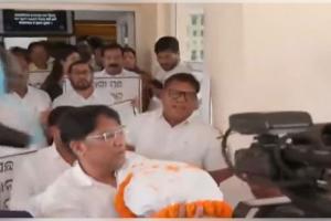 SCB ଅଗ୍ନିକାଣ୍ଡକୁ ନେଇ ବିଧାନସଭାରେ ହଙ୍ଗାମା, ବିରୋଧୀଙ୍କ ପ୍ରତୀକାତ୍ମକ କୋକେଇ ଶୋଭାଯାତ୍ରା 